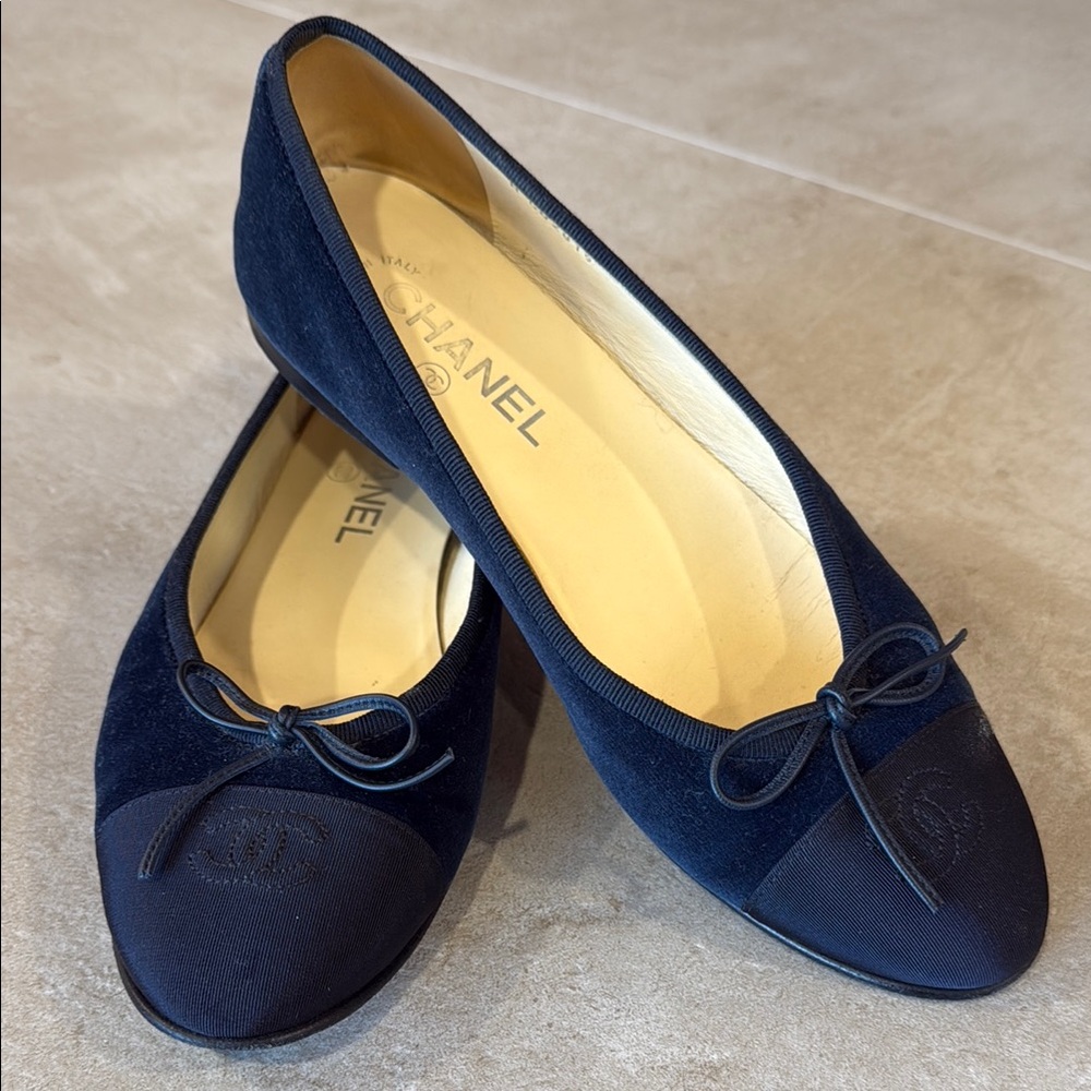 CHANEL classy Black and Blue Flats with Decorative Bow
